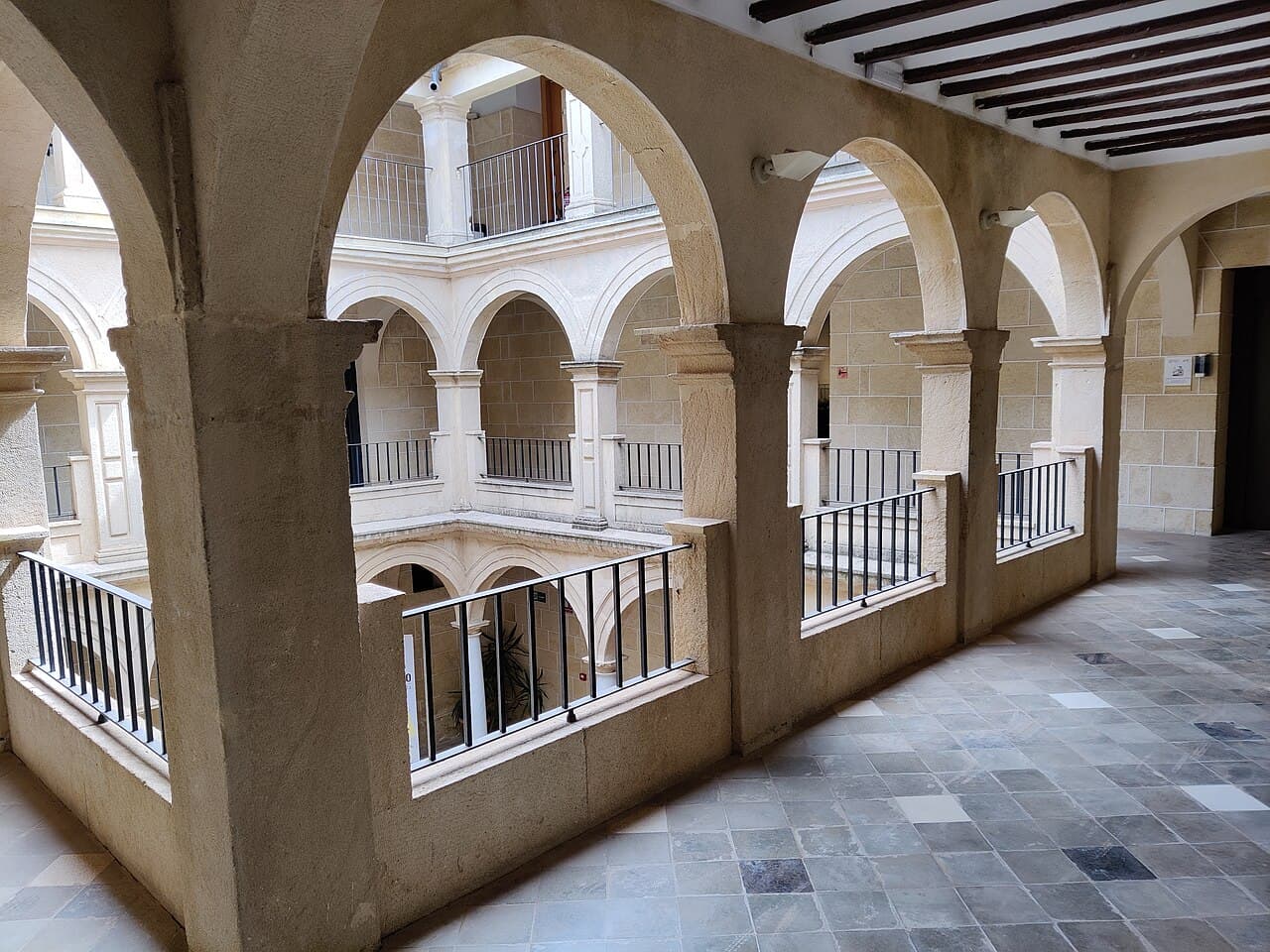 Palacio Abacial – Museo Municipal